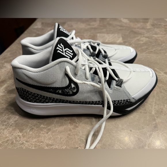Nike Kyrie Flytrap 6 Basketball Shoes - Picture 4 of 10